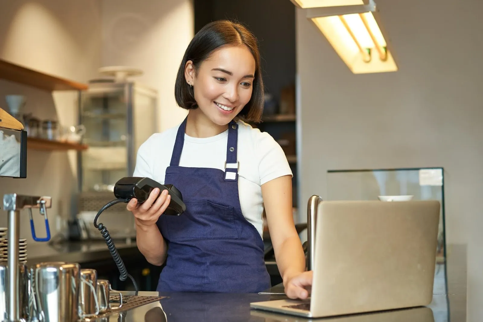 retail assistant adalah