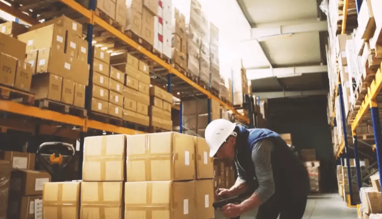 helper gudang adalah