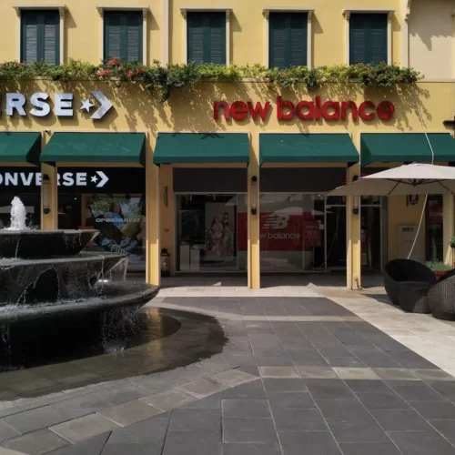 outlet adalah