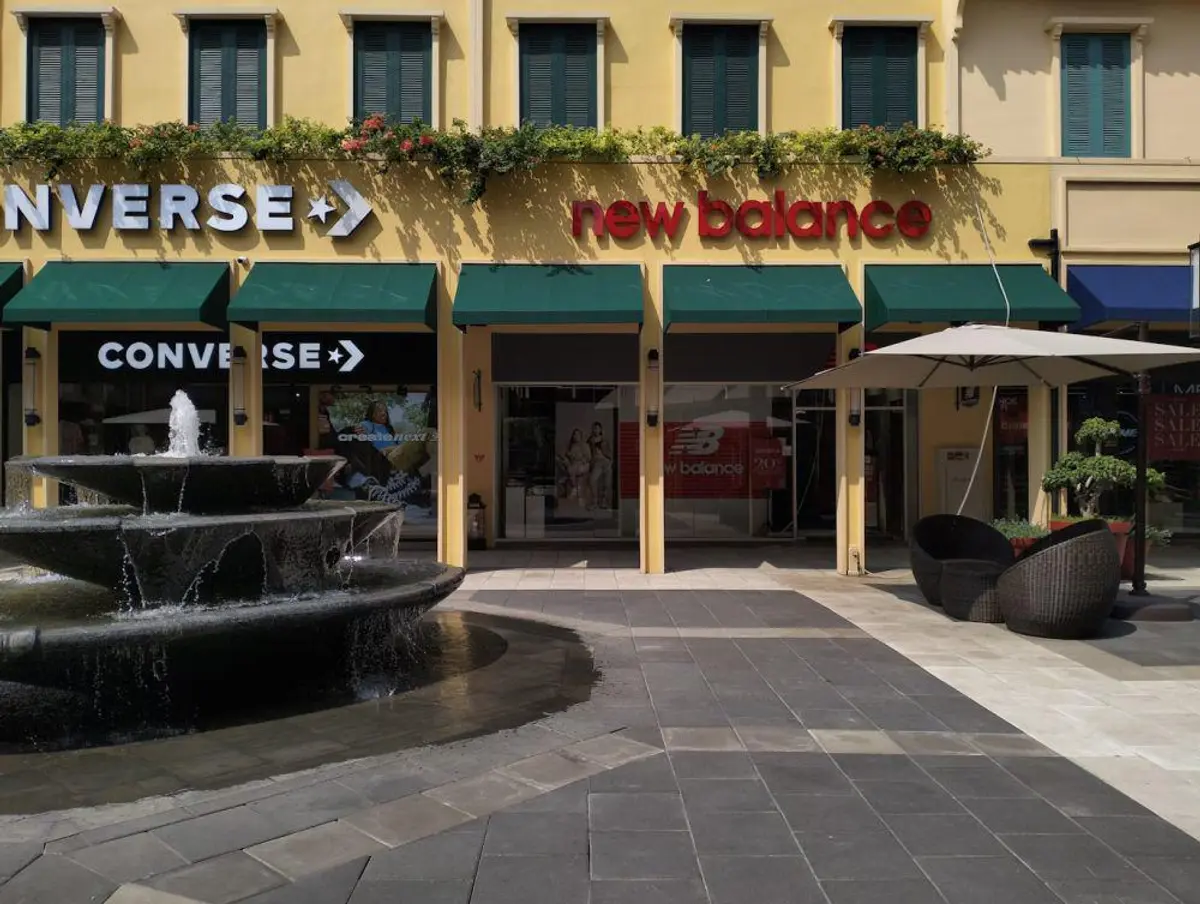 outlet adalah