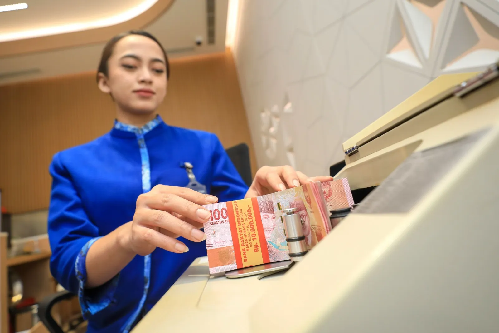 apa kelebihan dan kekurangan menabung di bank