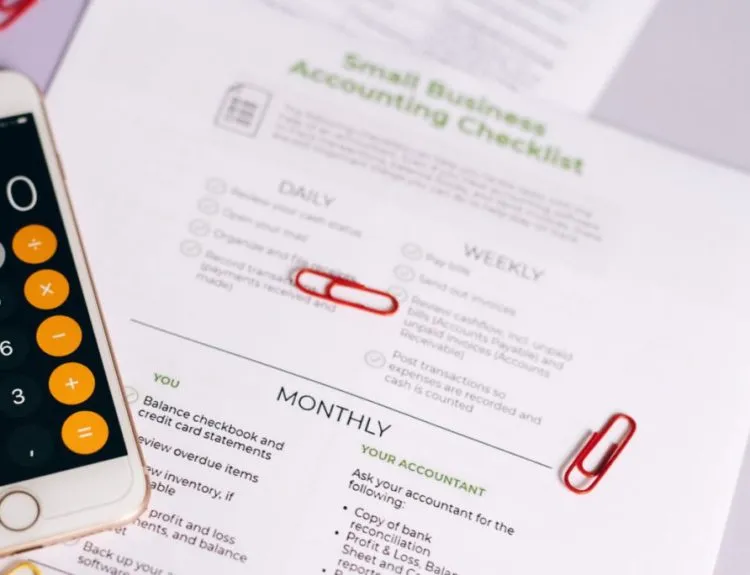 perbedaan peralatan dan perlengkapan