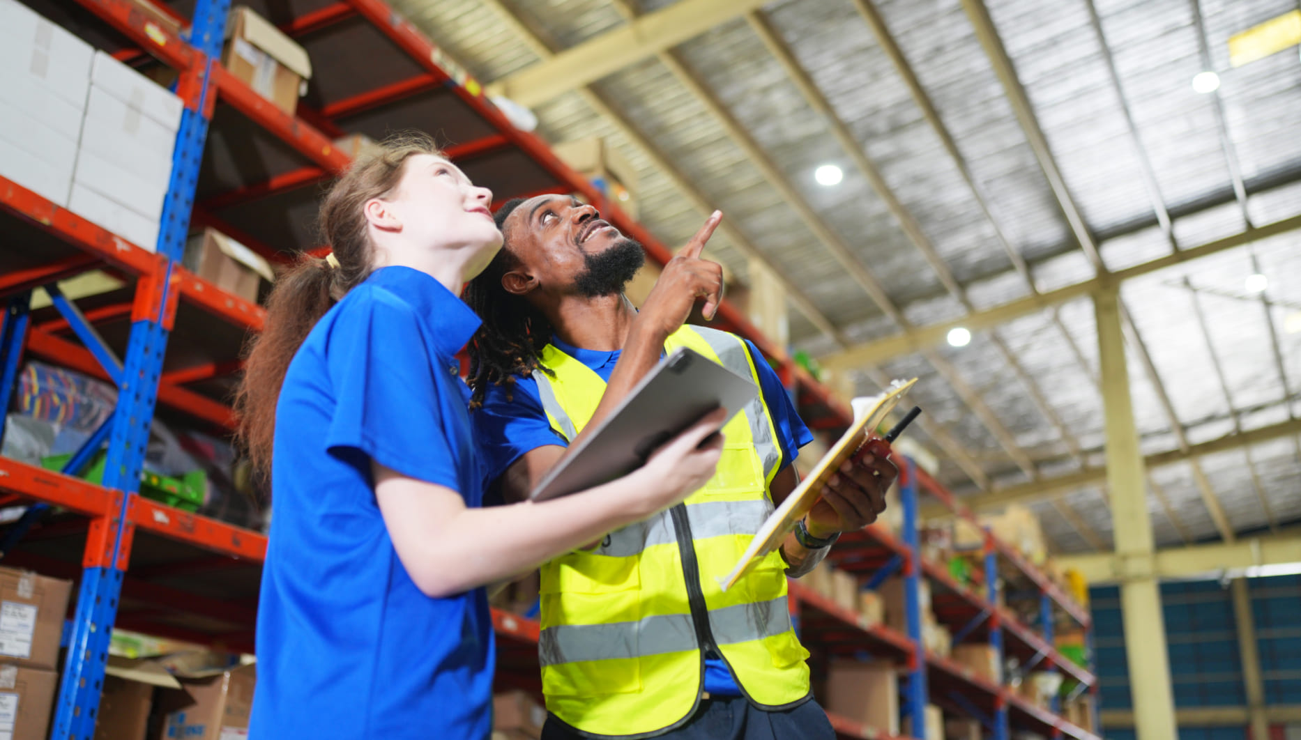 helper gudang adalah