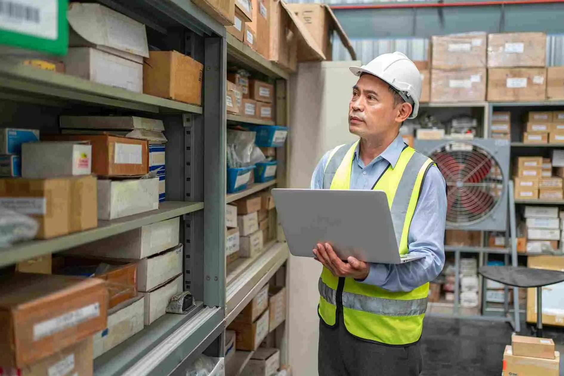 helper gudang adalah